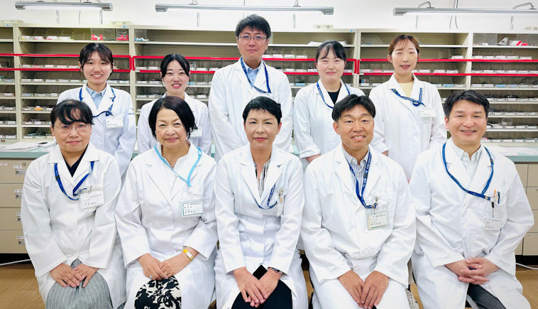 写真：男性3人、女性7人、合計10人のメンバー